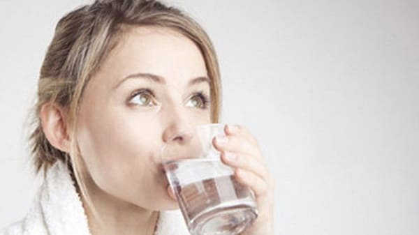 uống nước muối sinh lý