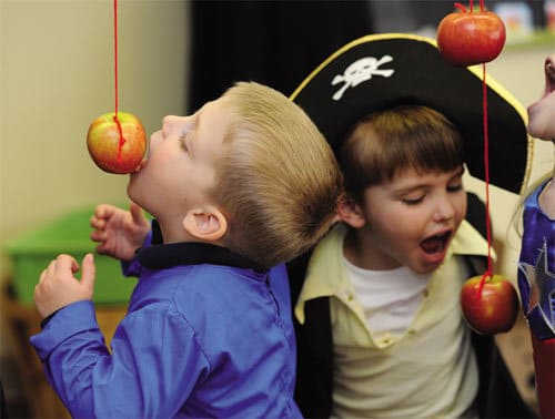 trẻ em ăn táo